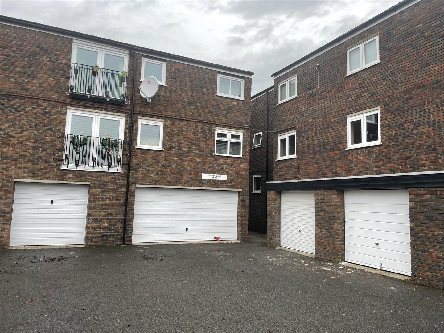 **THREE BEDROOM APARTMENT TO LET**<br/><br/>A three bedroom apartment located in the ever so historical village of Simpson comprises two rather large double bedrooms, a living room, dining room, kitchen which has space and plumbing for a washing machine,